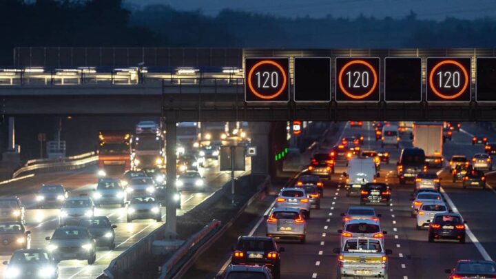 Autobahn, na Alemanha, com limite de velocidade