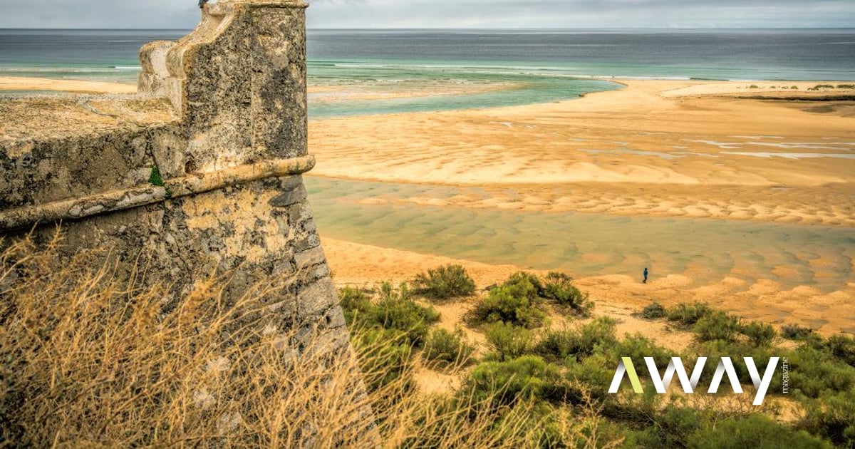 É uma das praias portuguesas mais virais pela beleza rara. Mas autoridades voltam a desaconselhar a prática balnear