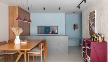 Azul claro e tijolinhos brancos criam atmosfera leve neste apartamento