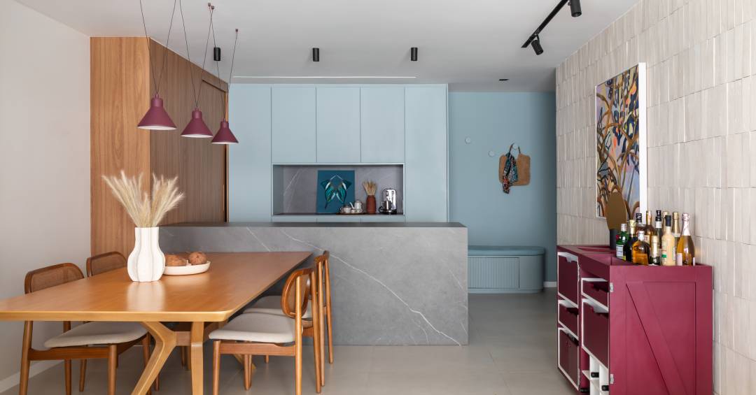 Azul claro e tijolinhos brancos criam atmosfera leve neste apartamento