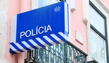 Dois homens baleados em café em Sintra: suspeitos em fuga