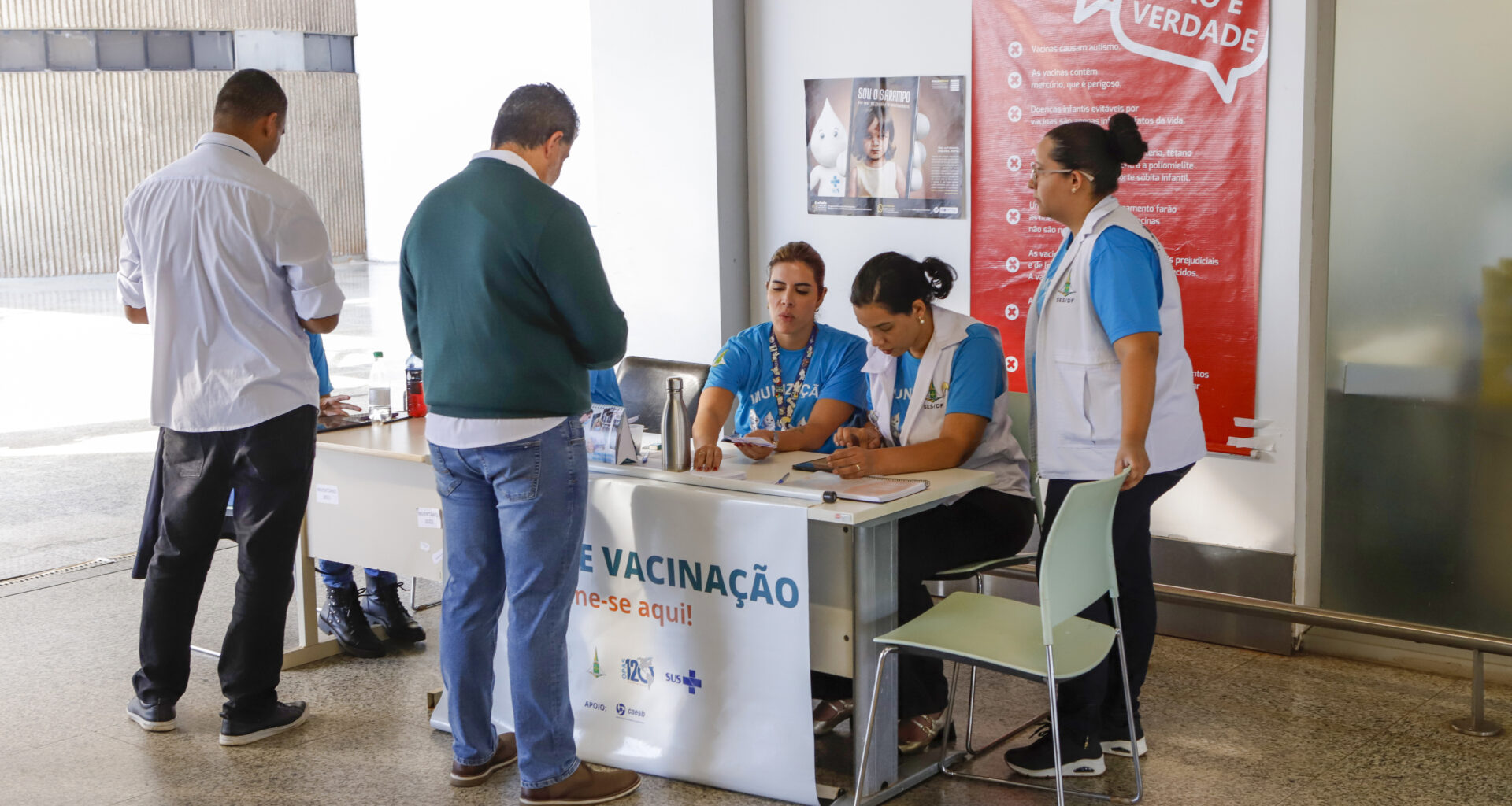 Parceria entre Secretaria de Saúde e Aeroporto de Brasília leva vacinação a passageiros e funcionários