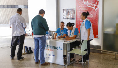 Parceria entre Secretaria de Saúde e Aeroporto de Brasília leva vacinação a passageiros e funcionários