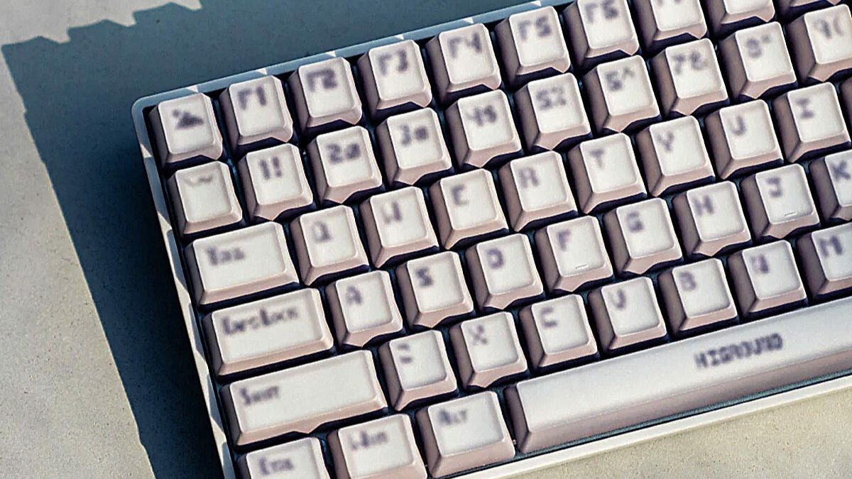 Não, você não está vendo algo saído diretamente de Half-Life e a imagem não está ruim; teclado com “texturas desfocadas” é real e homenageia jogos FPS dos anos 90