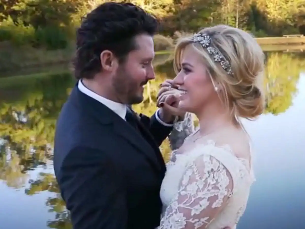 Um dia após Kelly Clarkson cancelar shows, família anuncia morte do ex-marido Brandon Blackstock