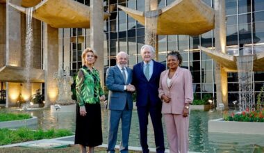 Lula inaugura escultura de Burle Marx no Palácio da Justiça