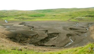 O mistério do lago Loughareema: de manhã está cheio; à tarde vazio