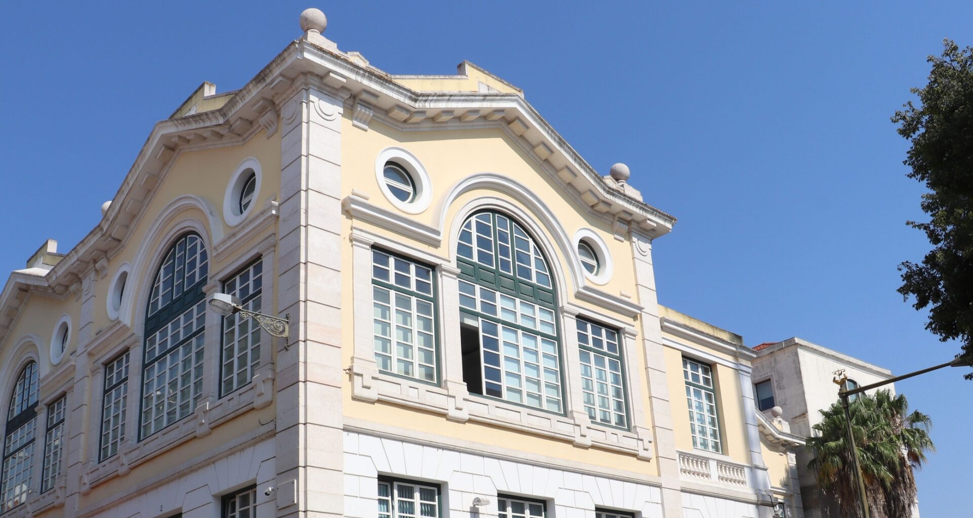 Um passeio de famosos, agora turistas e estudantes. Como está a primeira morada da Antena 1?