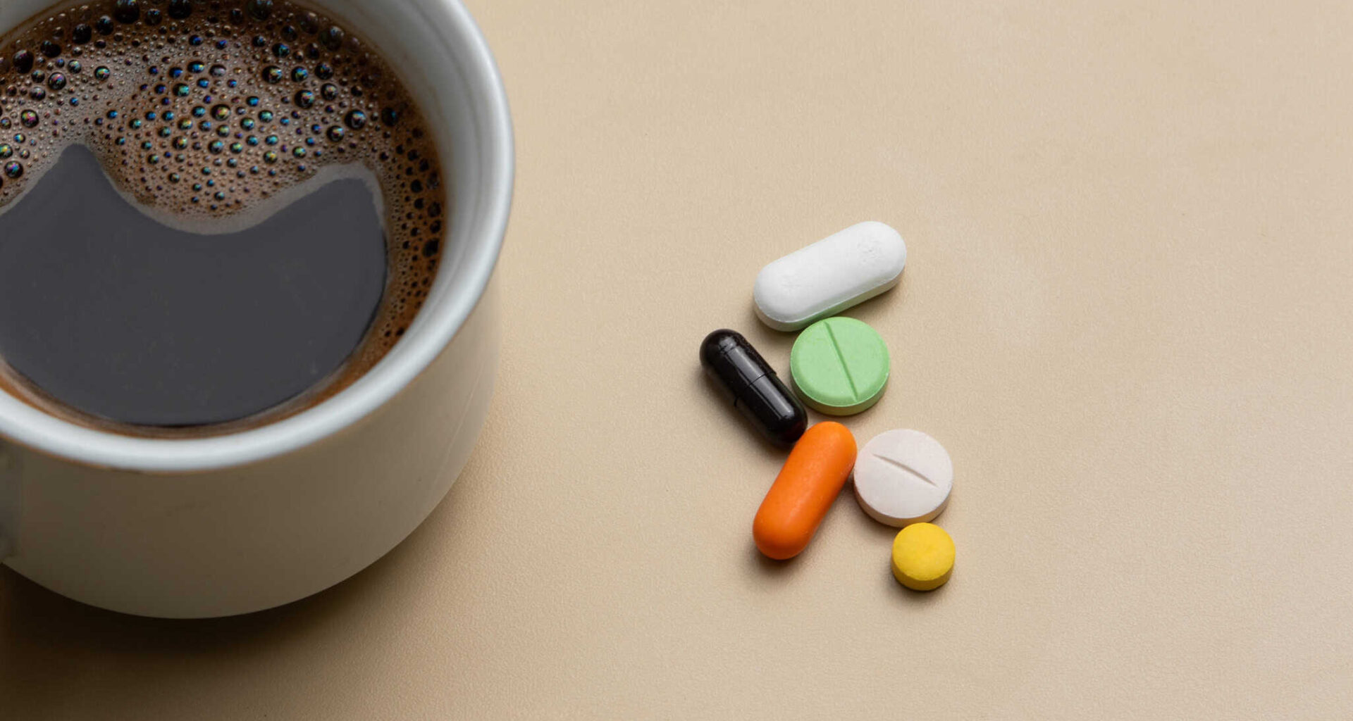 Misturar café e antibióticos pode ser uma má ideia, revela estudo