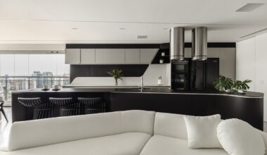 Esta cozinha garante um visual atemporal com o mobiliário personalizado de linhas orgânicas | Marcas Parceiras
