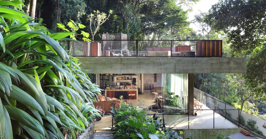 Casa moderna no meio do mato é feita de concreto, vidro e design brasileiro