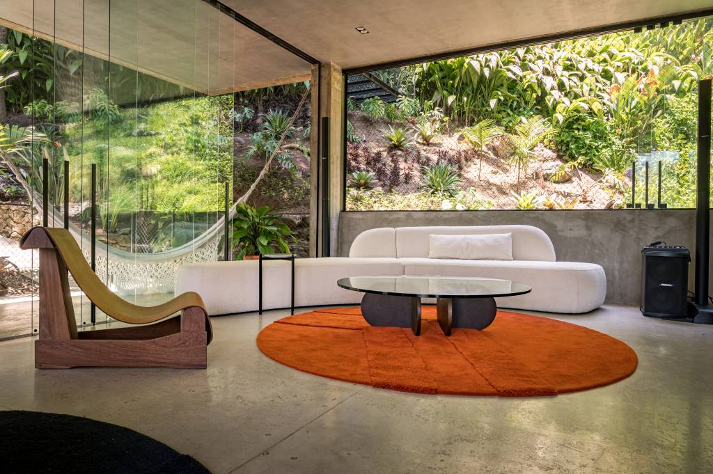 Casa moderna no meio do mato é feita de concreto, vidro e design brasileiro. Projeto de Pedro Coimbra em parceria com Zanini de Zanine.