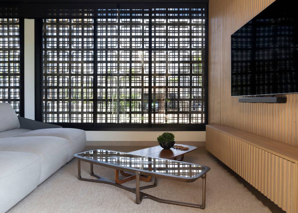 Casa moderna tem pedras rústicas de granito amarelo e cobogós na fachada. Projeto de WA Arquitetura.