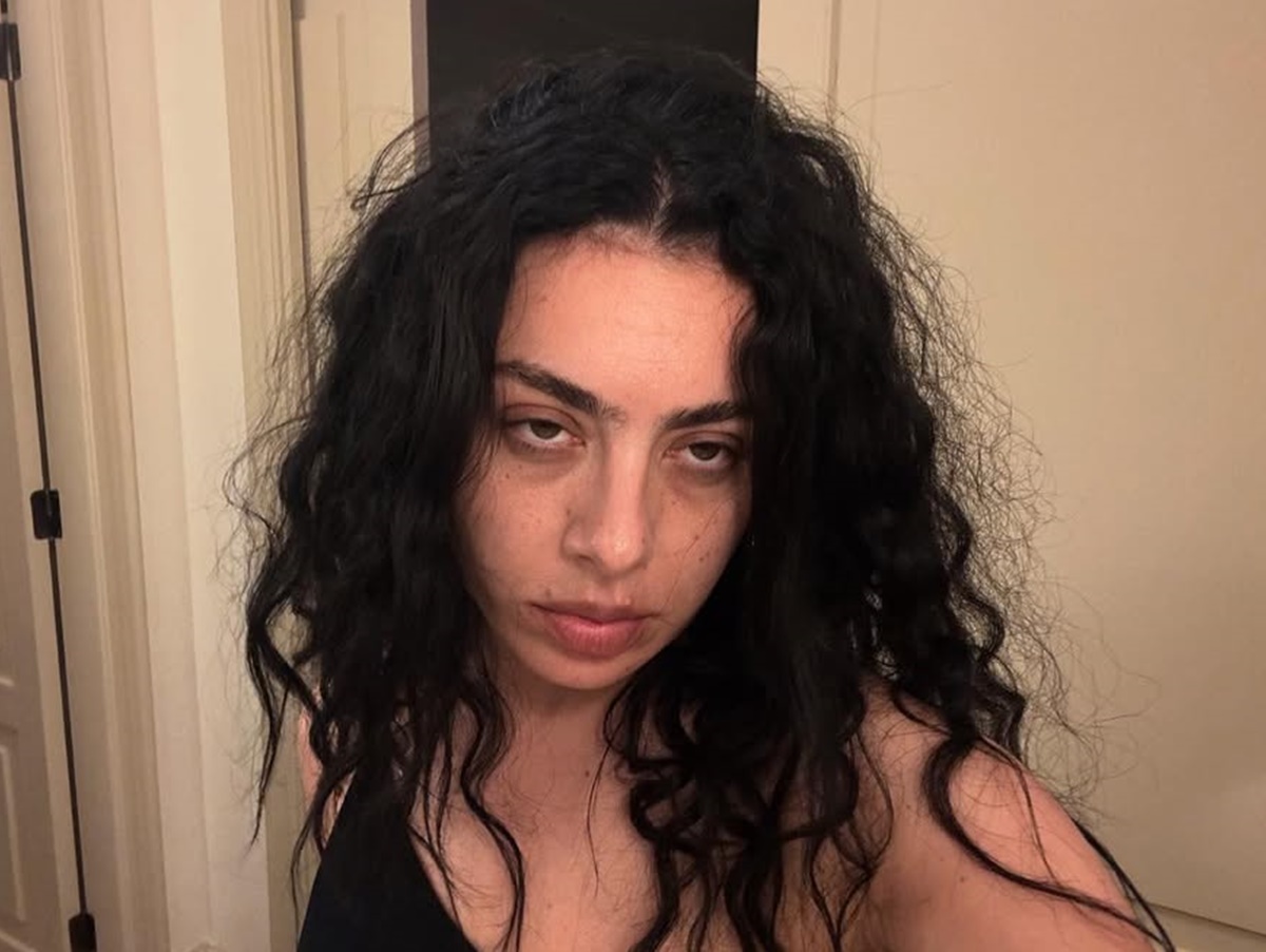 Charli XCX explica por que prefere usar banheiro masculino em boates