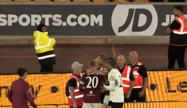 Capitão do West Ham perde a cabeça após eliminação da taça da Liga inglesa