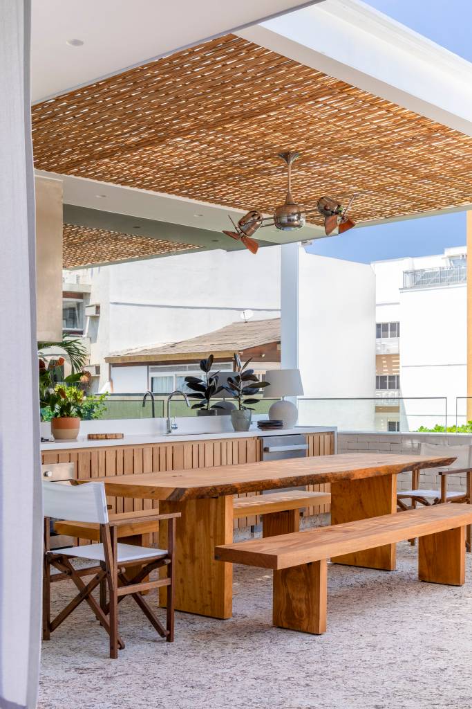 Cobertura descontraída tem terraço com cobertura de palha e piscina elevada. Projeto de Escala Arquitetura.