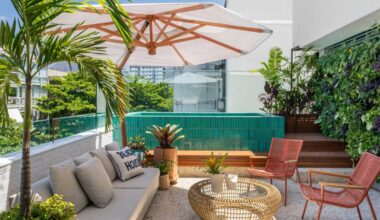 Cobertura descontraída tem terraço com cobertura de palha e piscina elevada