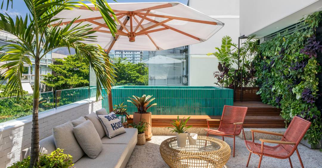 Cobertura descontraída tem terraço com cobertura de palha e piscina elevada