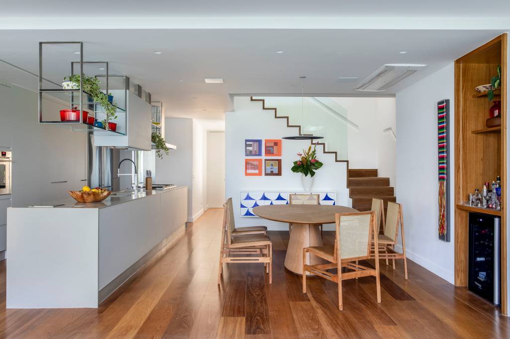 Cobertura descontraída tem terraço com cobertura de palha e piscina elevada. Projeto de Escala Arquitetura.