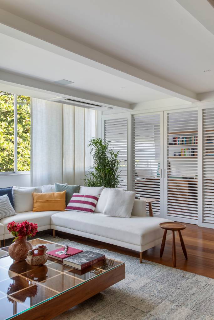 Cobertura descontraída tem terraço com cobertura de palha e piscina elevada. Projeto de Escala Arquitetura.