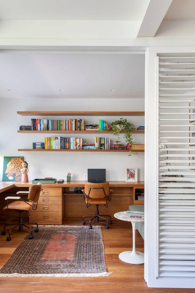 Cobertura descontraída tem terraço com cobertura de palha e piscina elevada. Projeto de Escala Arquitetura.