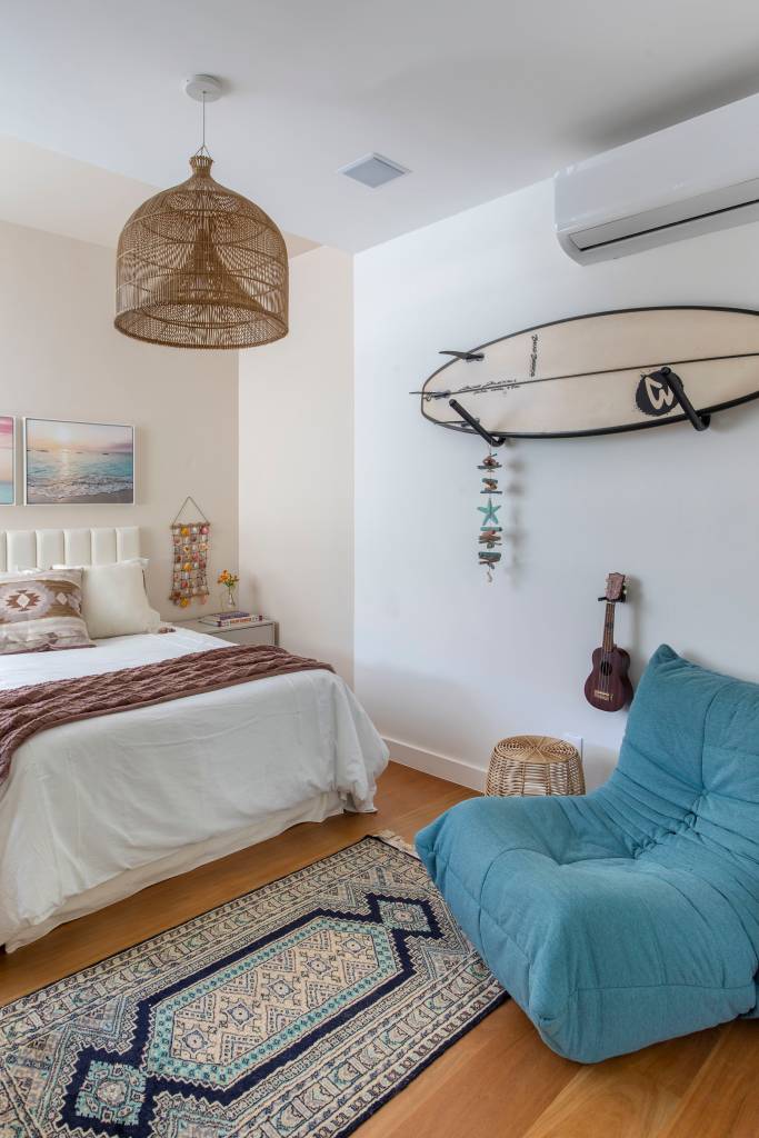 Cobertura descontraída tem terraço com cobertura de palha e piscina elevada. Projeto de Escala Arquitetura.