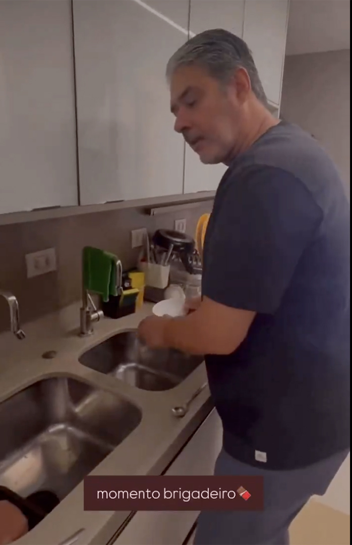 William Bonner na cozinha - Foto: Reprodução / Instagram