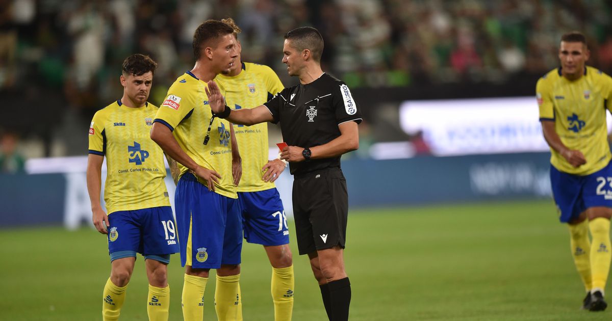 «Falta grosseira»: os áudios do VAR na expulsão no Sporting-Arouca (vídeo)