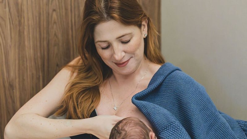 Dani Calabresa encanta com clique amamentando o filho: 'O maior amor'