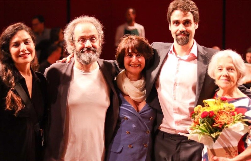 Leticia Sabatella, Daniel Dantas, Zezé Polessa, João Polessa Dantas e Yêdda Polessa na peça 'Quinta de quina' — Foto: Xande Sequeiros