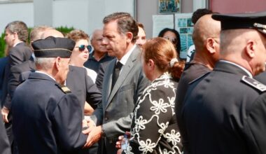 "O senhor não é bem-vindo". Montenegro ouve protesto em funeral de bombeiro