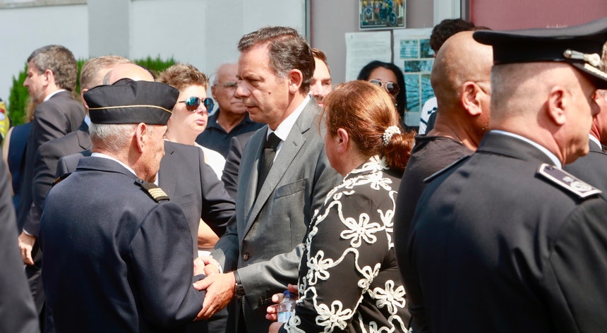 "O senhor não é bem-vindo". Montenegro ouve protesto em funeral de bombeiro