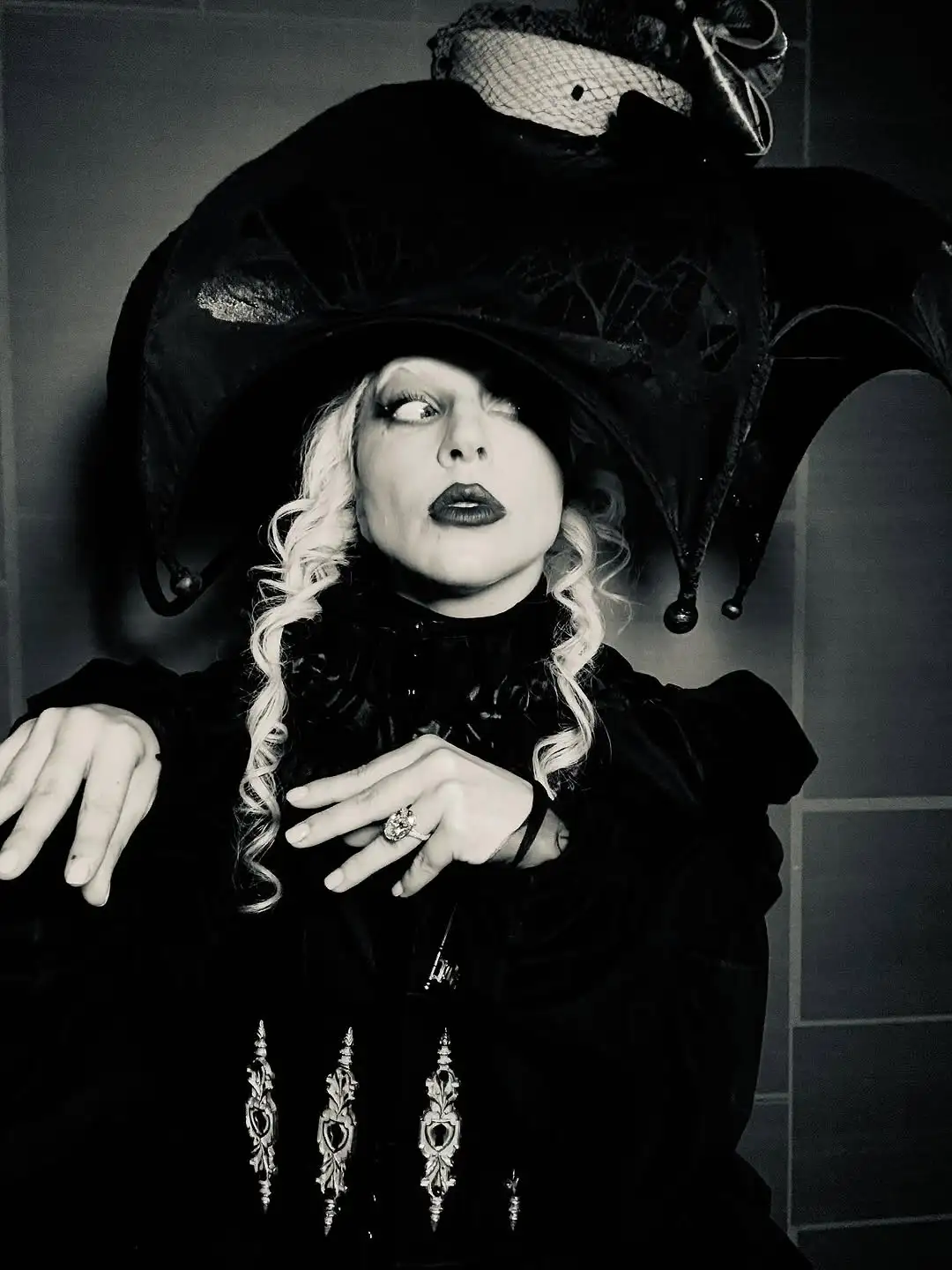 Lady Gaga anuncia data de lançamento de "Dead Dance" com 7 fotos inéditas