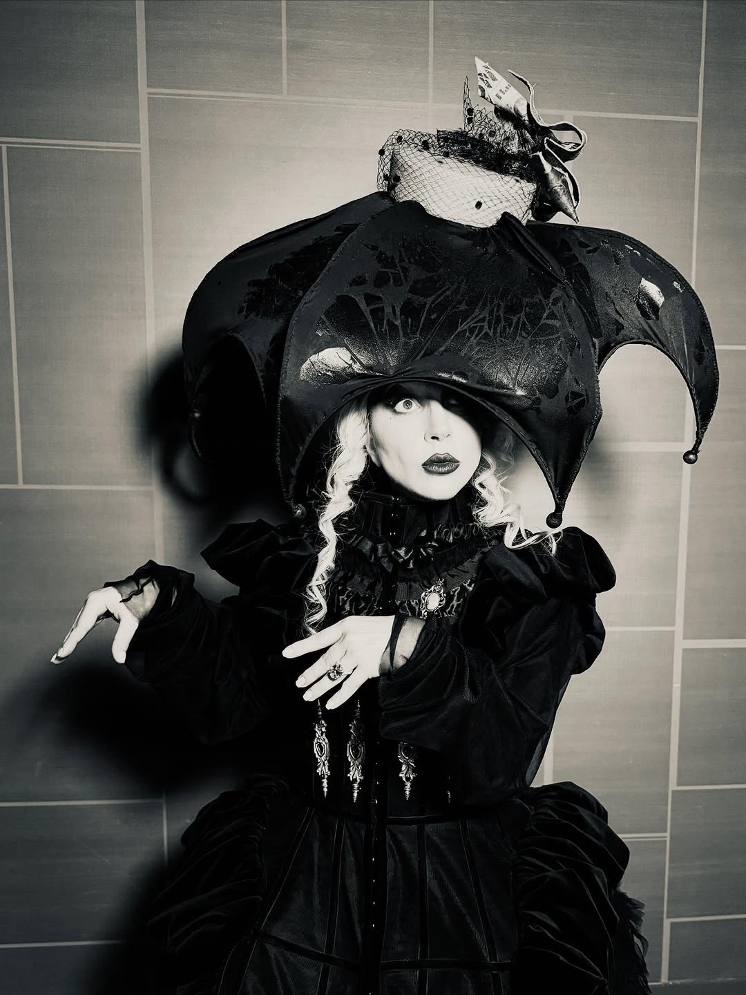 Lady Gaga anuncia data de lançamento de "Dead Dance" com 7 fotos inéditas