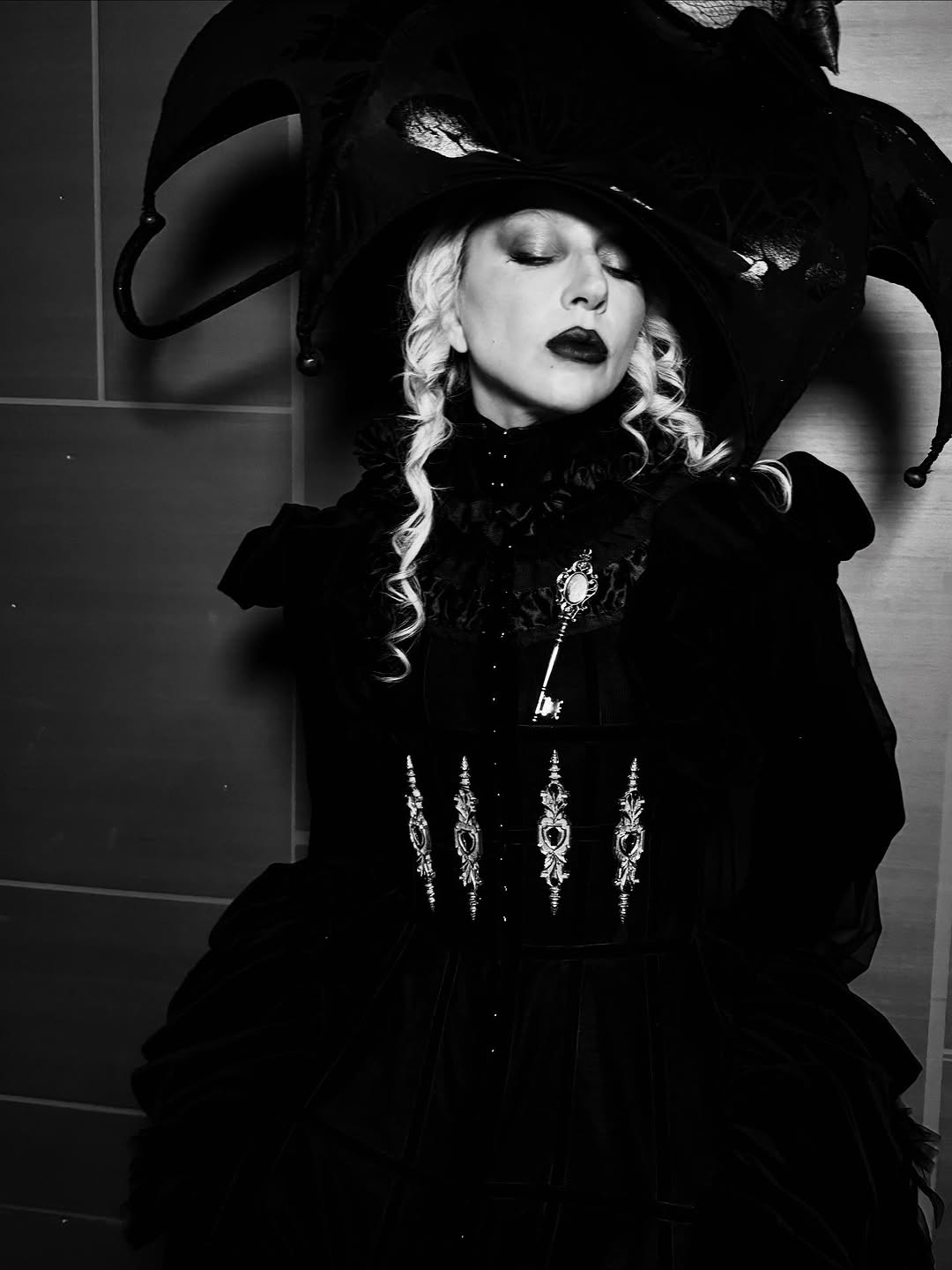 Lady Gaga anuncia data de lançamento de "Dead Dance" com 7 fotos inéditas