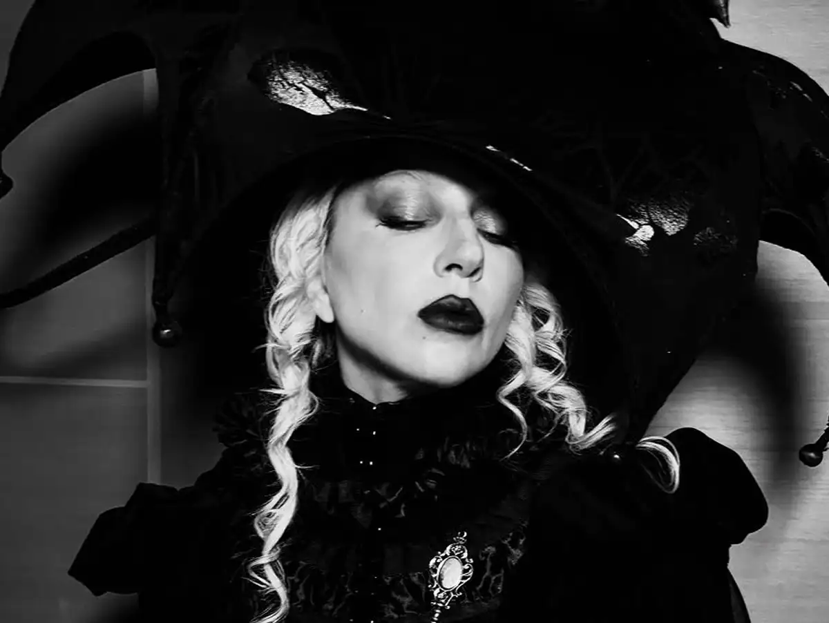 Lady Gaga anuncia data de lançamento de "Dead Dance" com 7 fotos inéditas