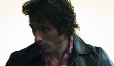 Biopic com Jeremy Allen White ganha trailer