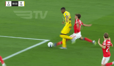 Penálti assinalado a favor do Tondela na Luz foi depois revertido pelo VAR - O Jogo