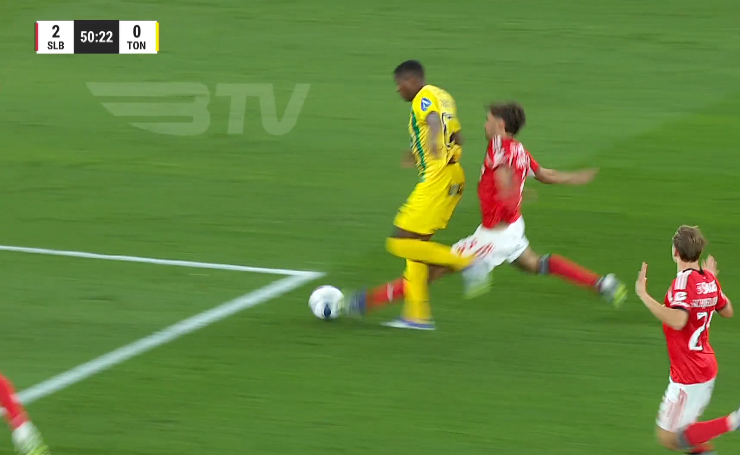 Penálti assinalado a favor do Tondela na Luz foi depois revertido pelo VAR - O Jogo