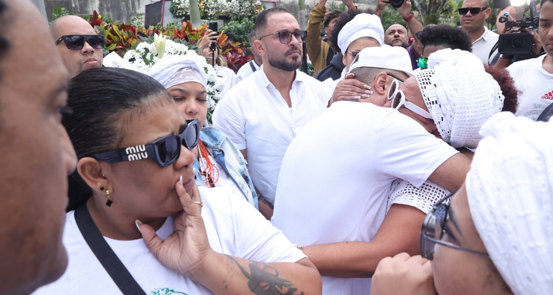 Emoção e presença de familiares e famosos marcam despedida de Arlindo Cruz em cemitério do Rio de Janeiro - Gshow