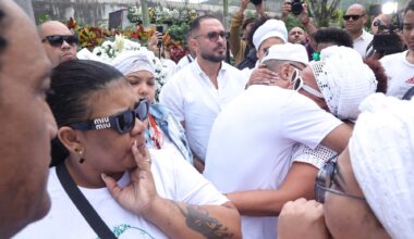 Emoção e presença de familiares e famosos marcam despedida de Arlindo Cruz em cemitério do Rio de Janeiro - Gshow