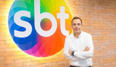 Em dia de tensão, SBT demite superintendente e chefe do jurídico