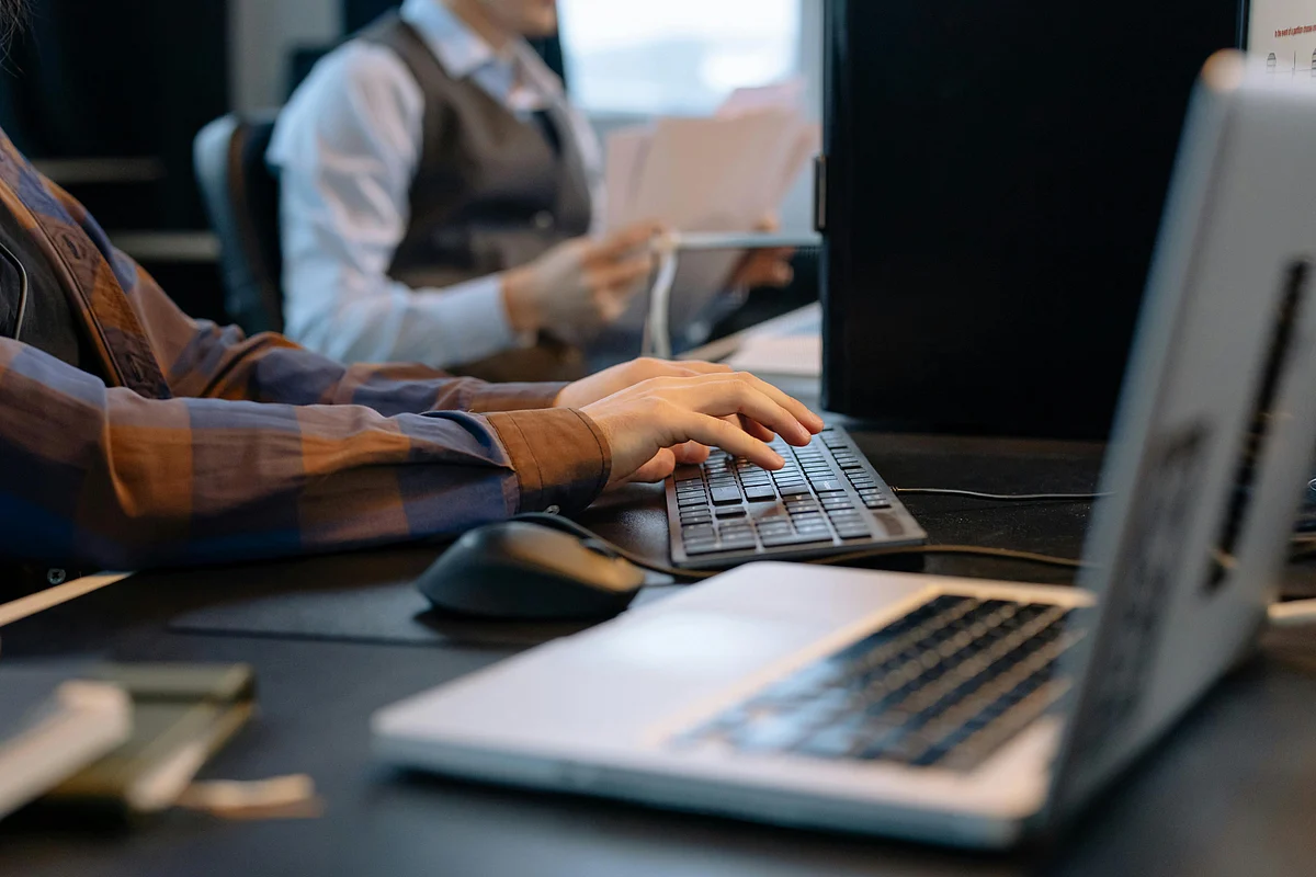 Fuga de talento leva tecnológicas nacionais a recorrer cada vez mais a cláusulas de não concorrência - Diário de Notícias