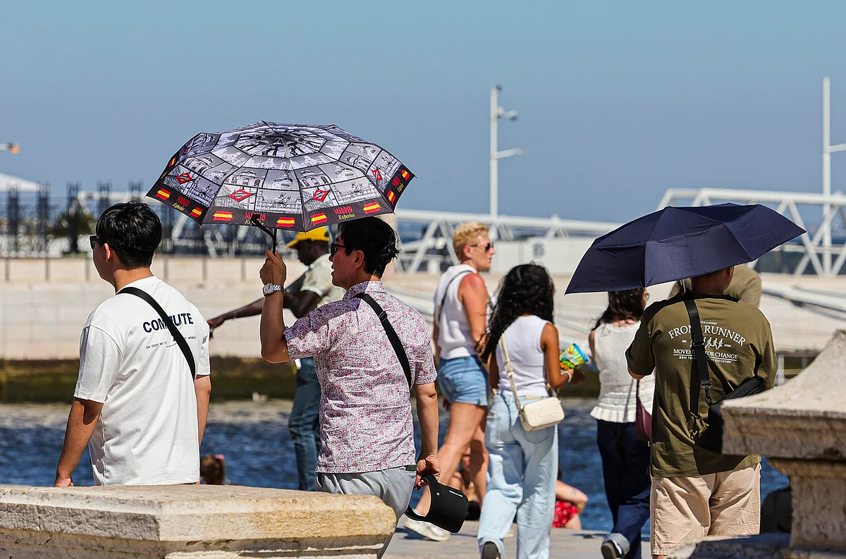 Calor continua. Cinco distritos em alerta vermelho até terça-feira