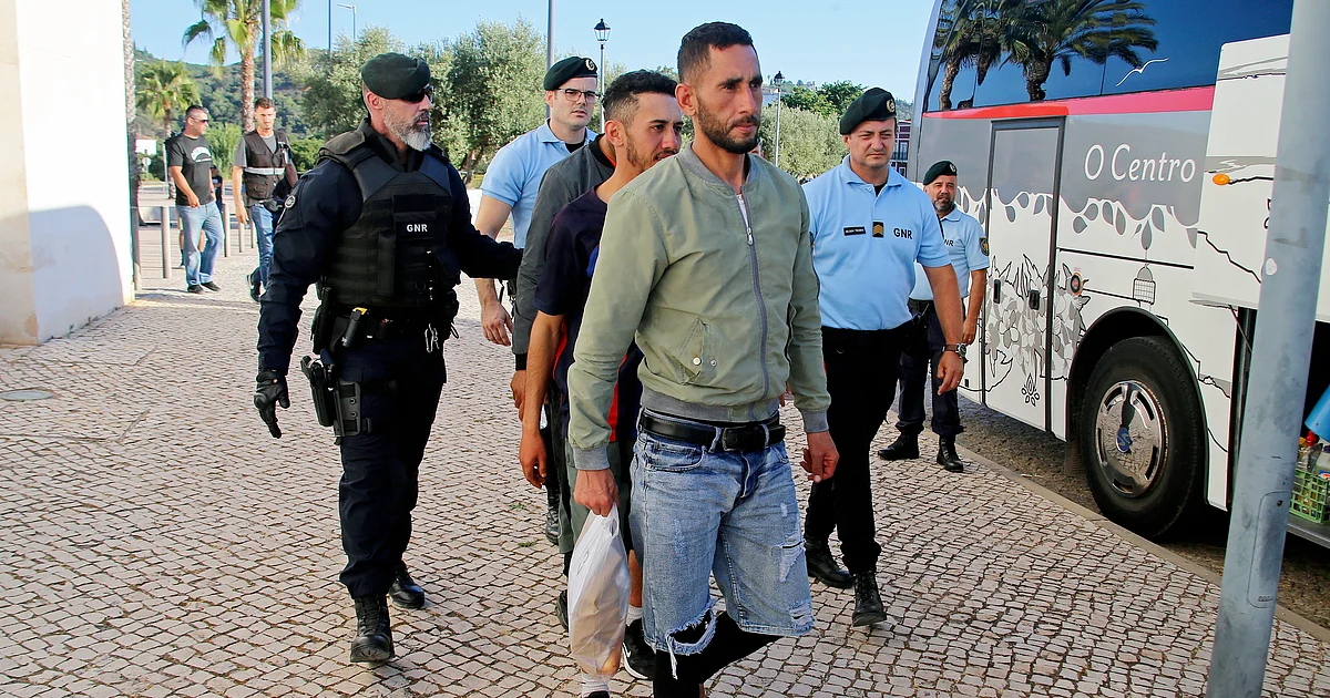 Com centros de instalação lotados, PSP procura alternativas para alojar migrantes que chegaram ao Algarve - Diário de Notícias