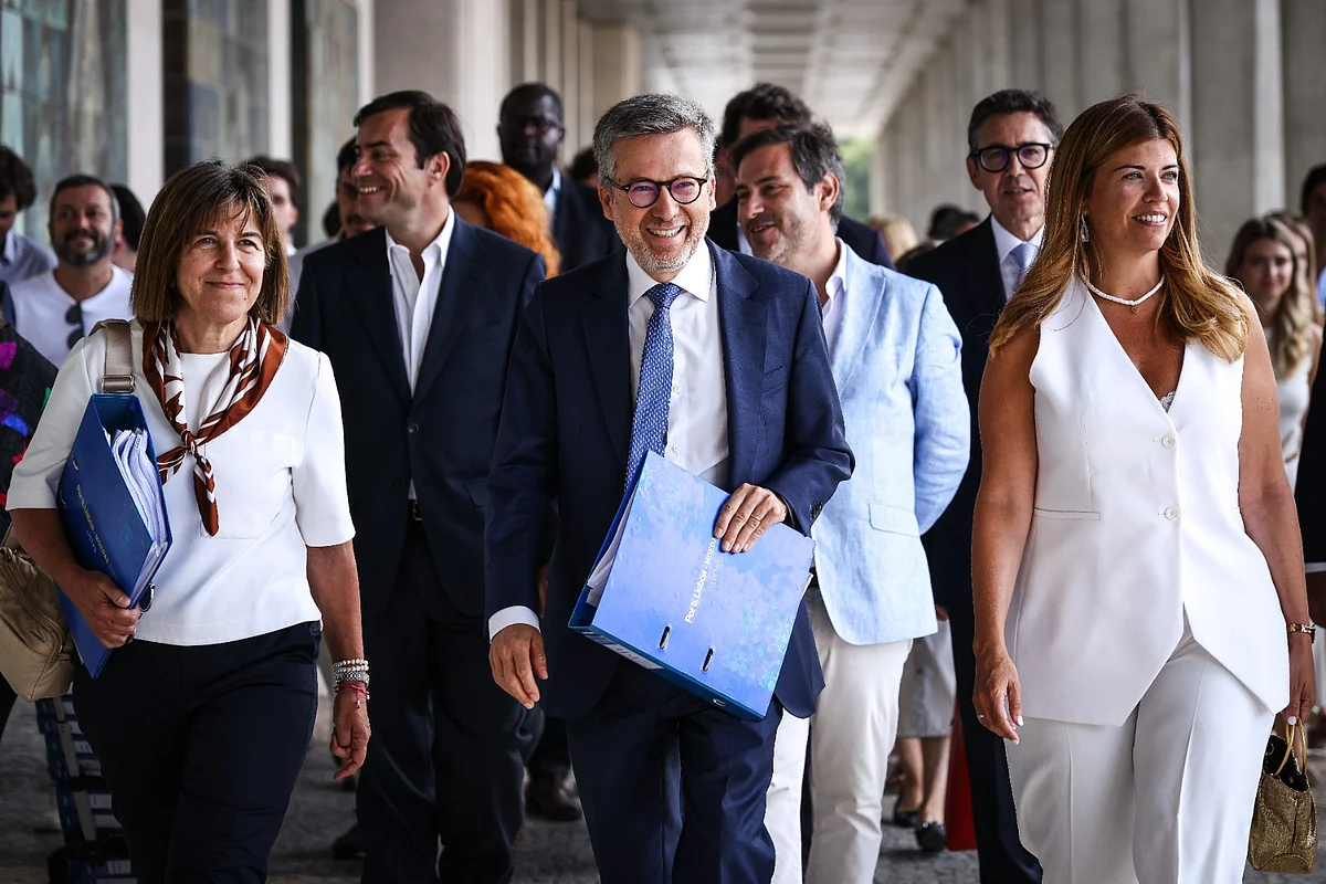 Moedas muda quase todos os vereadores e ouve críticas a escolhas nas freguesias - Diário de Notícias