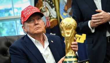 Presidente dos EUA Brinca com Troféu do Mundial