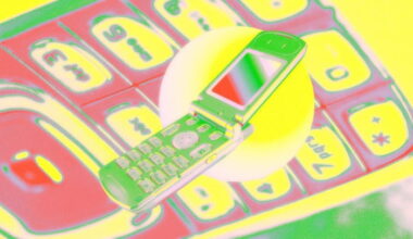 Smartphone de teclas a representar os dumb phones