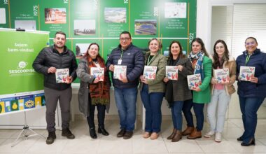 Rádio Cultura - Copercampos entrega livros para escolas de Campos Novos