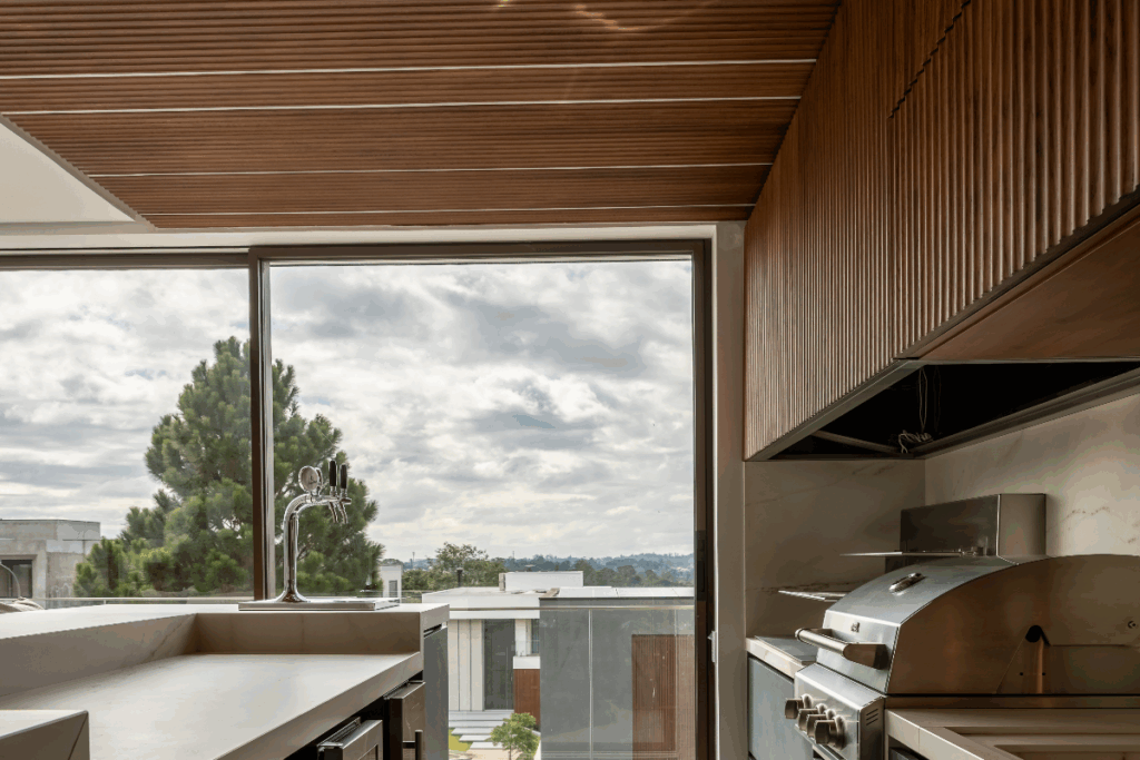 O forro em madeira transmite aconchego e calor (Projeto: Meneghisso & Pasquotto Arquitetura | Imagem: JP Image)